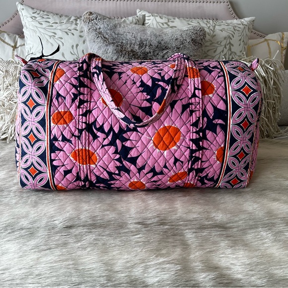 VERA BRADLEY Love Me… Large Duffle Bag 2 Handles Zip Top Pink Blue Daisies 2010 - Picture 6 of 12